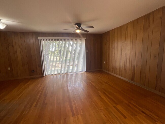 Building Photo - **Available Now** AMAZING 3 bedroom 2 Bath...