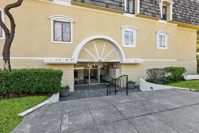 Building Photo - Silicon Valley living at its Finest.