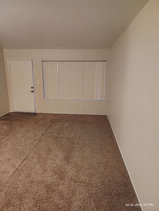 Foto del edificio - Updated interior - must see! Controlled access community - Parking On Site - Laundry On Site