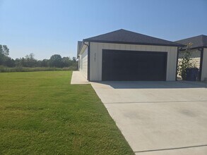 Building Photo - 2701-2703 S Greenleaf St