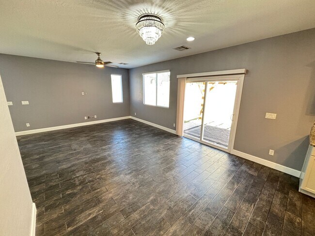 Building Photo - Beautiful 4Bed/3Bath/2Car Residence located in Providence