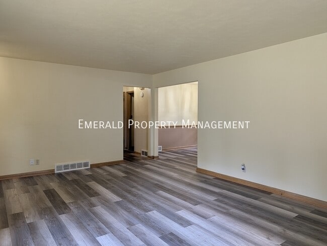 Building Photo - 127 Hilton Ave