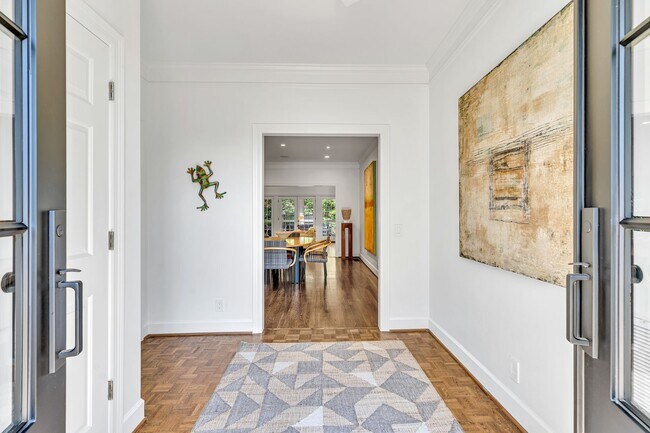 Foto del edificio - 204 Longwood Ct