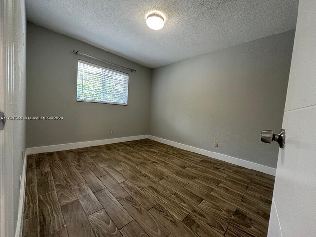 Foto del edificio - 647 NW 3rd Ave