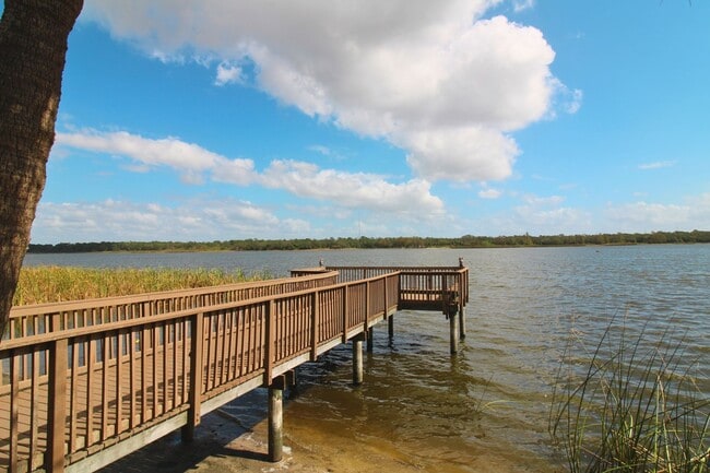 Building Photo - Unfurnished Serene Lakeside Living: Spacio...
