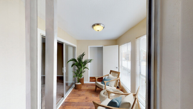 Building Photo - Venetian Apartamentos Houston