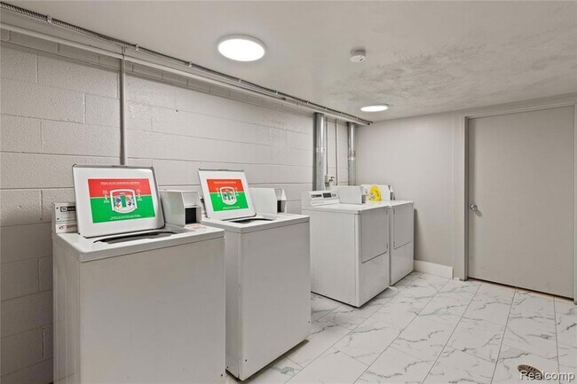 Foto del edificio - 11611 Morang Ave