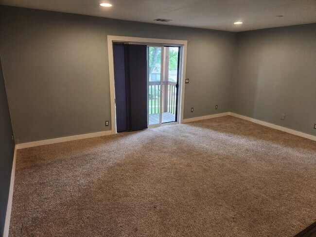 Building Photo - 9513 University Ave