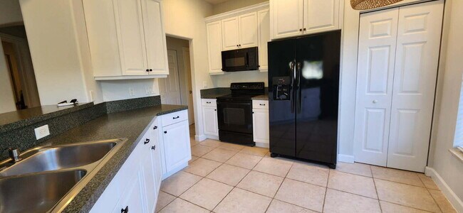 Building Photo - 2073 Cove Ln