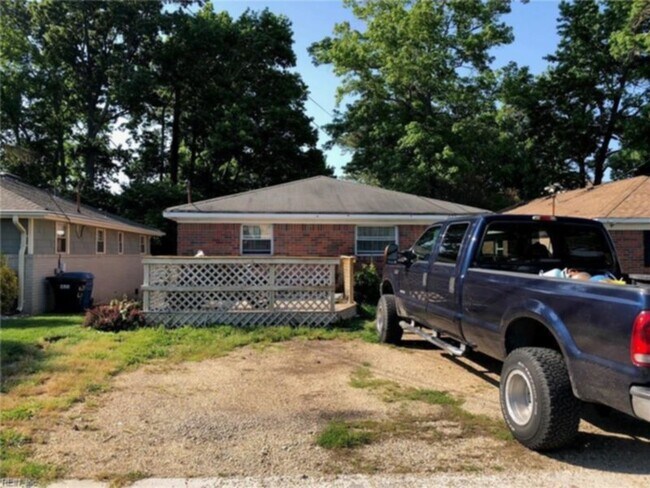 Building Photo - 625 Lake Dr