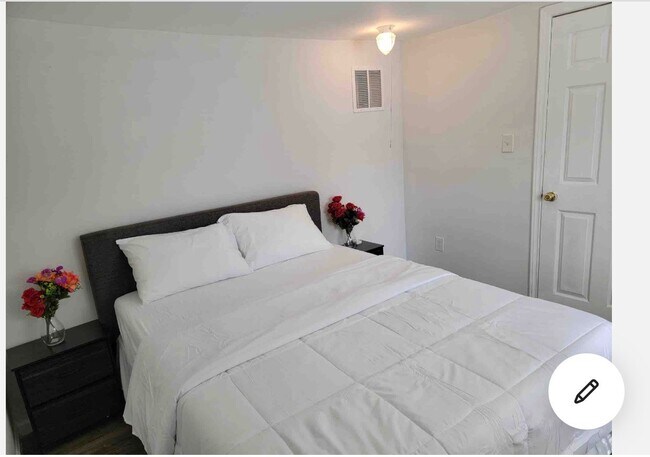 Building Photo - 8041 Howard Dr