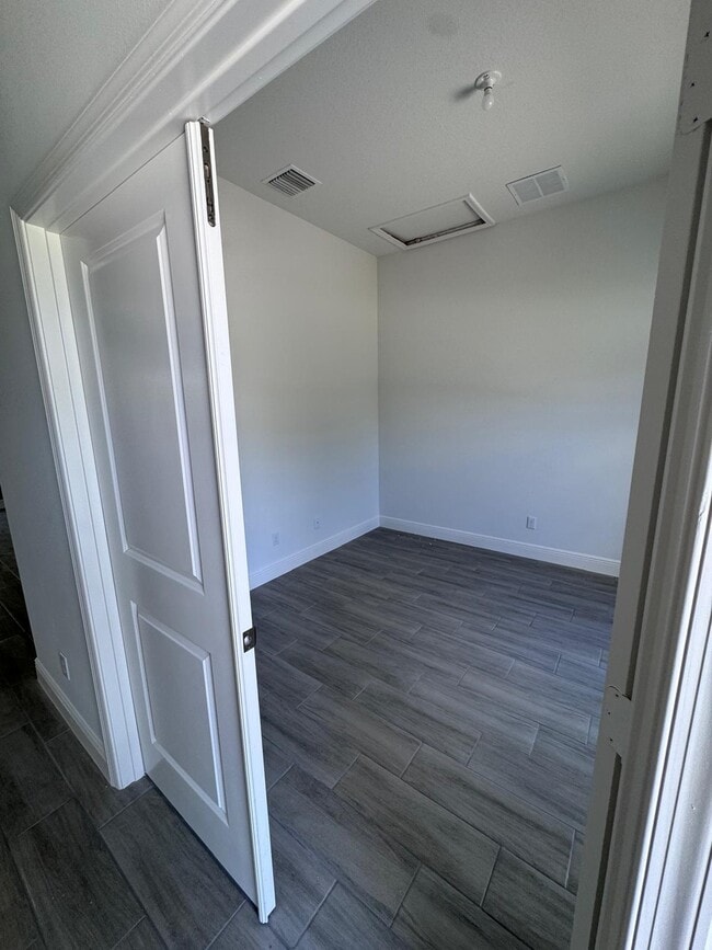 Foto del edificio - 3351 Lakeland Ave