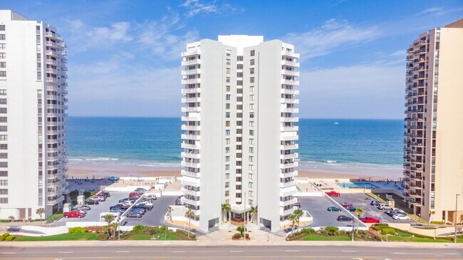 Foto del edificio - Fully Furnished 2-Bedroom, 2-Bath Beachfront Condo