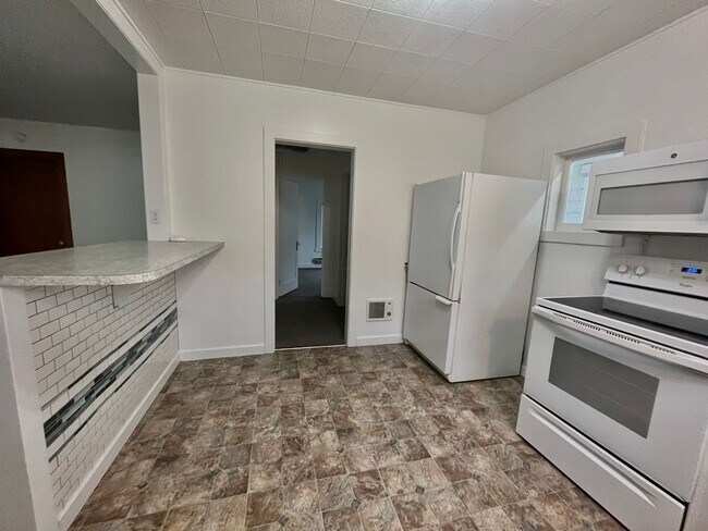 Building Photo - Immaculate 2 Bedroom Home with a Fenced Yard