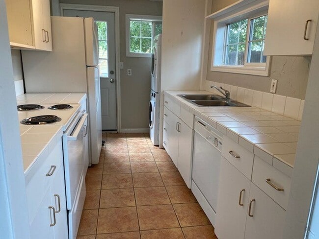 Building Photo - West Side cottage just blocks from downtow...