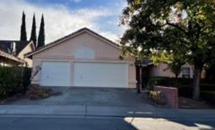 Foto principal - Weston Ranch Home 3 Bedrooms 2 Bath