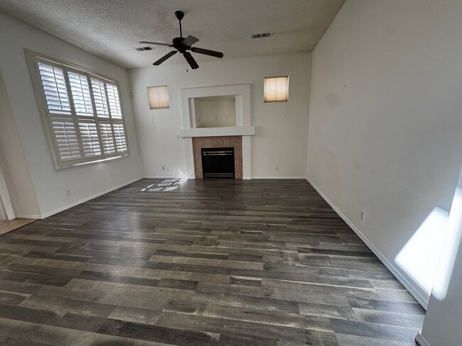 Building Photo - Beautiful townhome in a gated community.