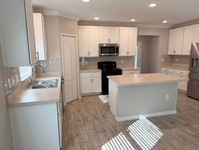 Building Photo - FOR RENT - 4 BEDROOM/ 2 BATHROOM HOUSE WITH POOL IN DAVENPORT