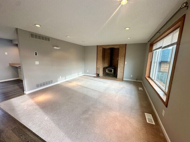 Foto del edificio - 4 bedroom -Split level and large deck/fenced yard!