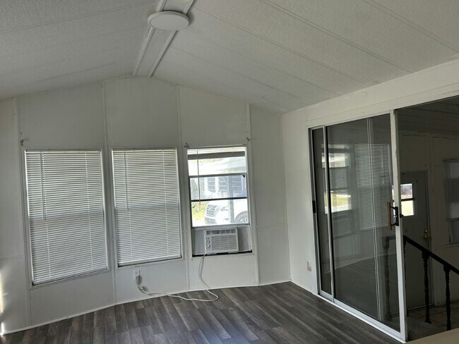 Foto del edificio - 6105 Land O' Lakes Blvd