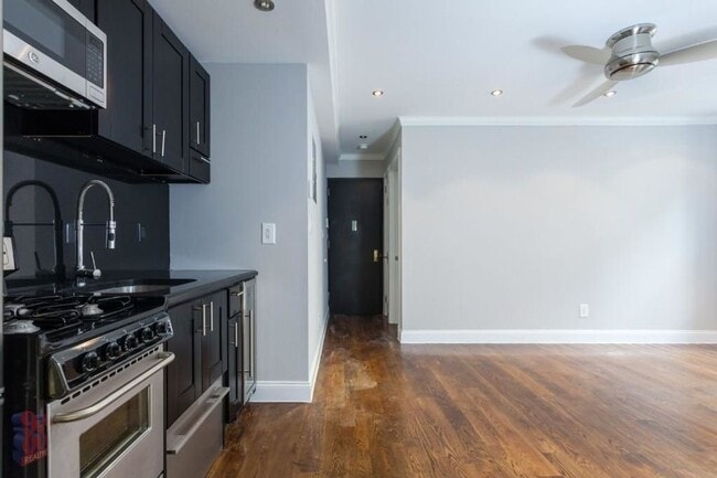 Building Photo - Amazing 4 Bedroom 2 Bath Apartment In East...