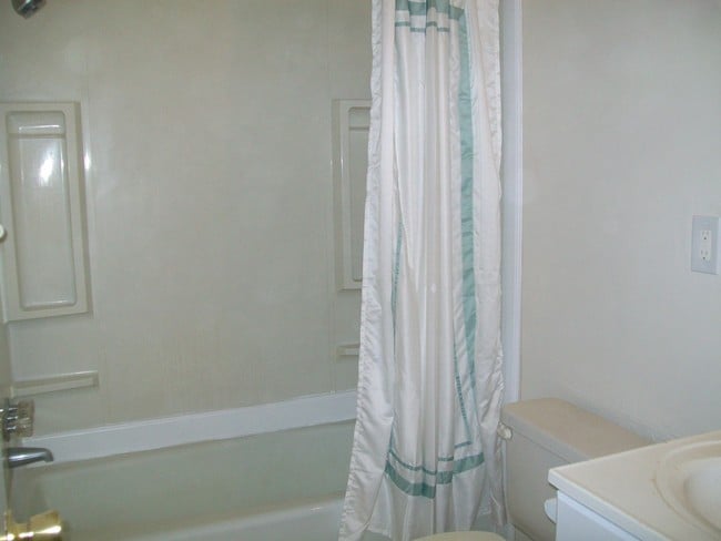 Building Photo - 207 N Fern Ave