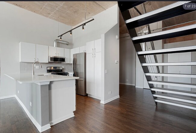 Building Photo - Incredible 2 Bedroom 2 Bath West Loop, Chicago Penthouse Condo for Lease