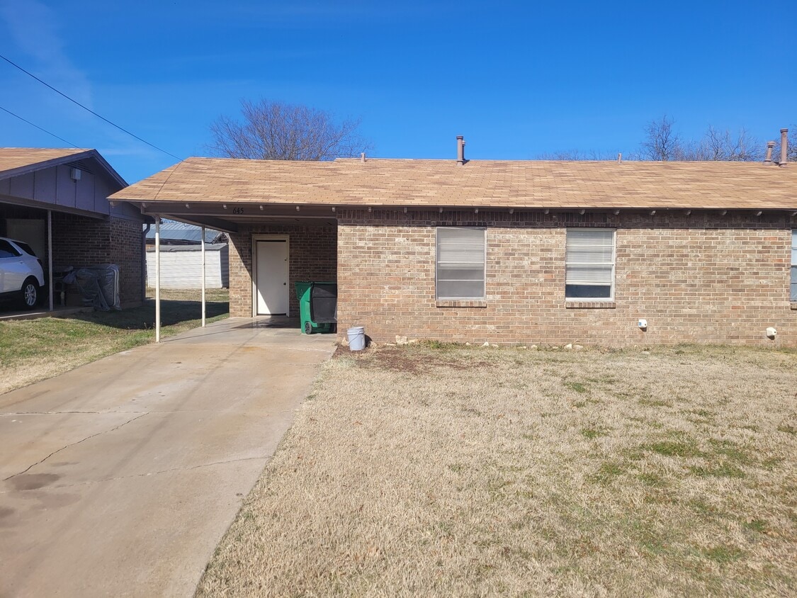 Primary Photo - 645 W Oak St