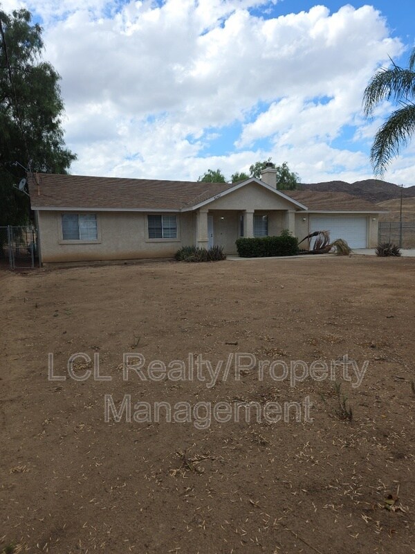 Foto del edificio - 22561 Forrest Rd