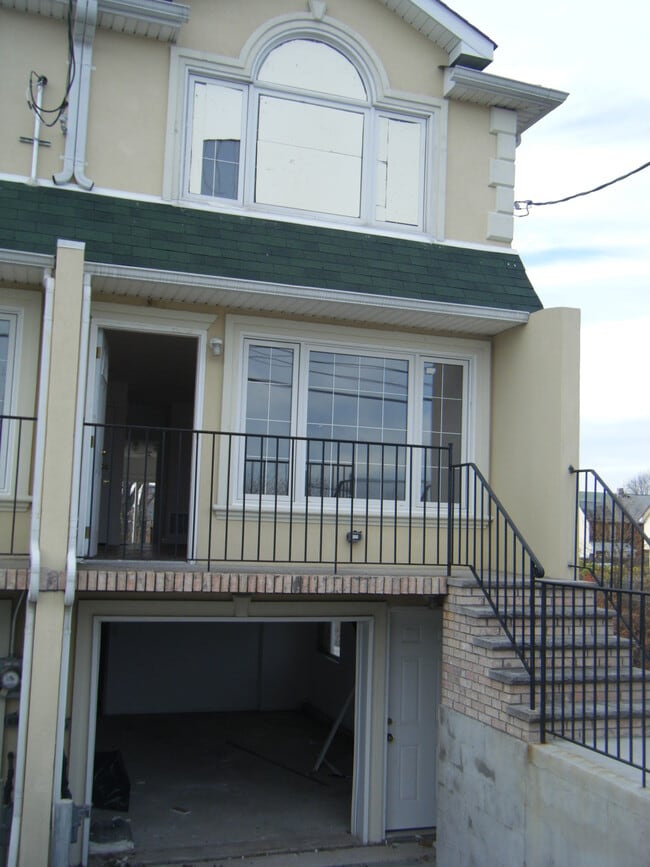 Garage and Driveway - 124 Harbor Rd