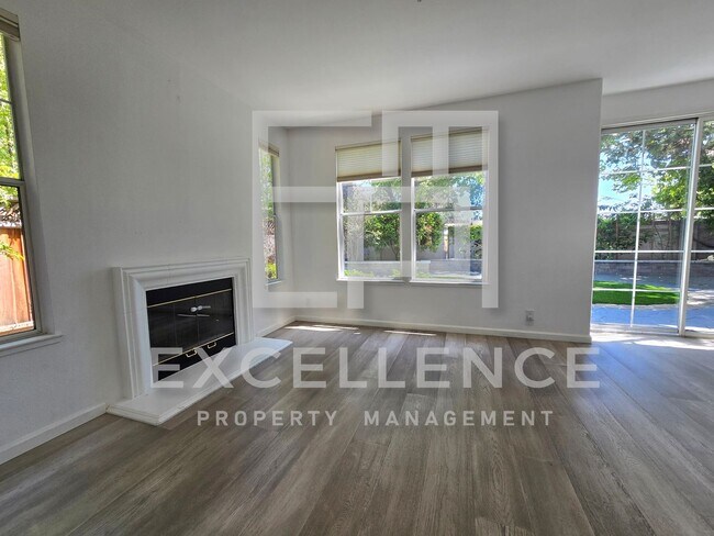 Foto del edificio - Beautifully Updated 3/2.5 House with Open ...