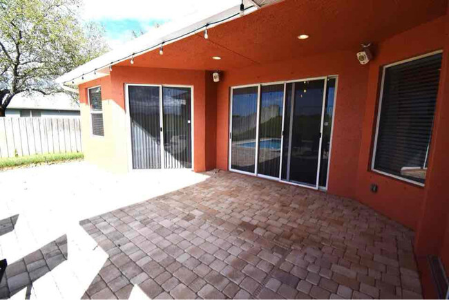 Building Photo - 359 SW Kestor Dr