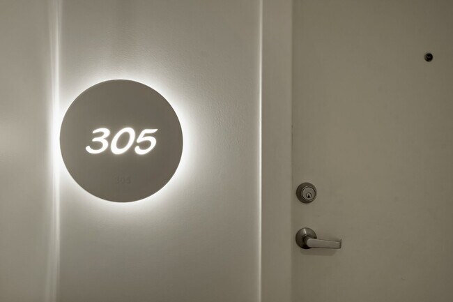 Foto del edificio - Beautifully Furnished Studio Condo in the ...