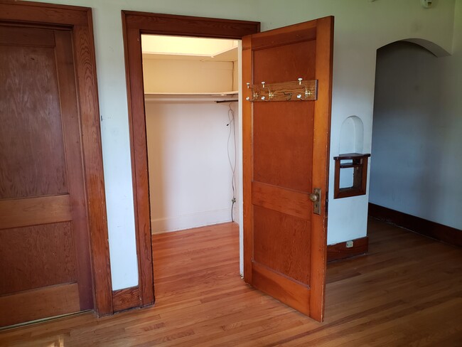 Walk In Closet - 225 W 16th St