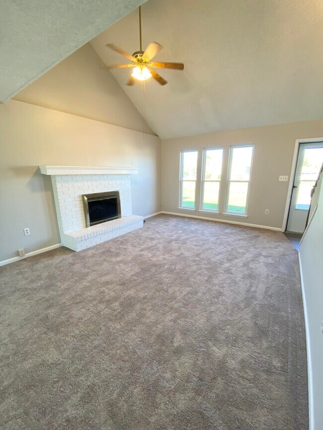 Building Photo - 560 W Southampton Dr