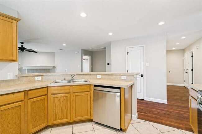 Building Photo - 9932 George Washington Dr
