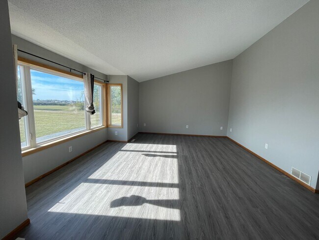 Building Photo - Spacious 4 Bed Home on Large Lot in Horace