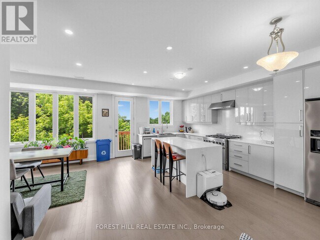 Photo du bâtiment - 2996 Weston Rd