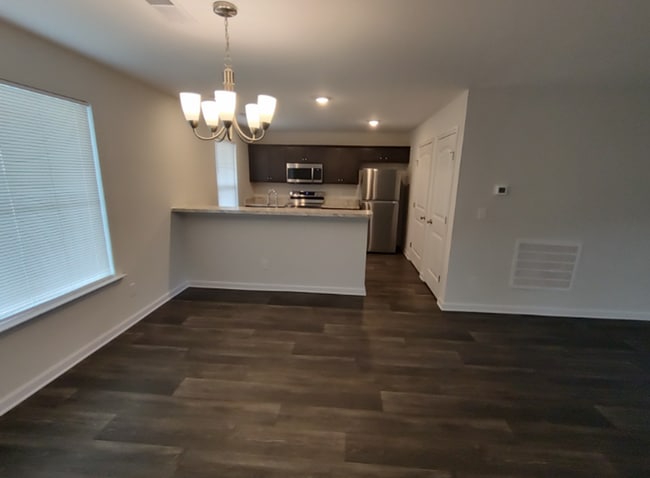 Building Photo - Move in Ready! Easy & Quick move-in process