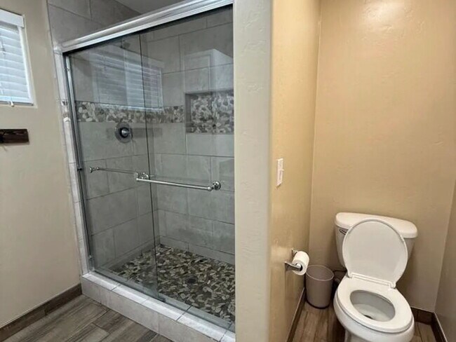 Foto del edificio - For Rent Beautiful 4-Bedroom Home in Southwest Bakersfield