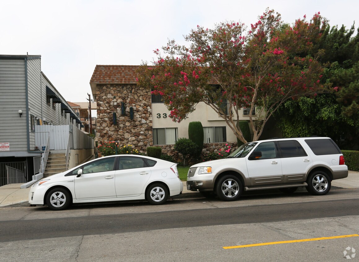 Building Photo - 334 W Doran St