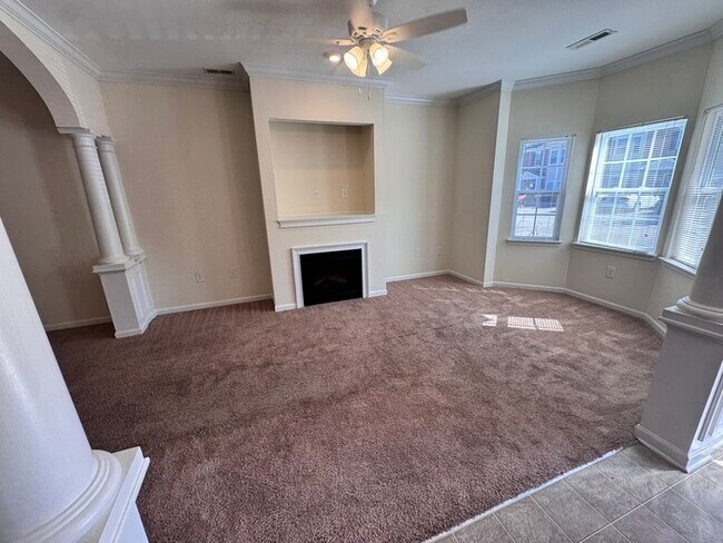 Foto del edificio - 2 Bed 2 Bath SPACIOUS Town Home! LOCATION LOCATION LOCATION!