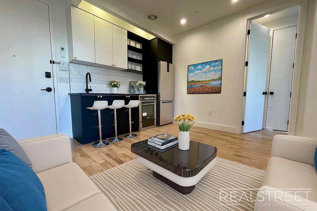 Foto principal - Bright & Renovated 2-Bedroom Apartment with Modern Amenities and Roof Access