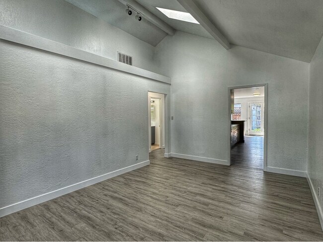 Family / Main Room w Skylight - 1168 KING ST