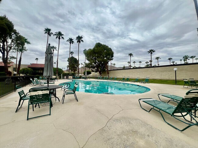 Foto del edificio - AVAILABLE NOW!! LOVELY - 1 Bed 1 Bath Uppe...