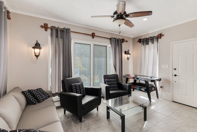 Foto del edificio - 64 Montebello Rd