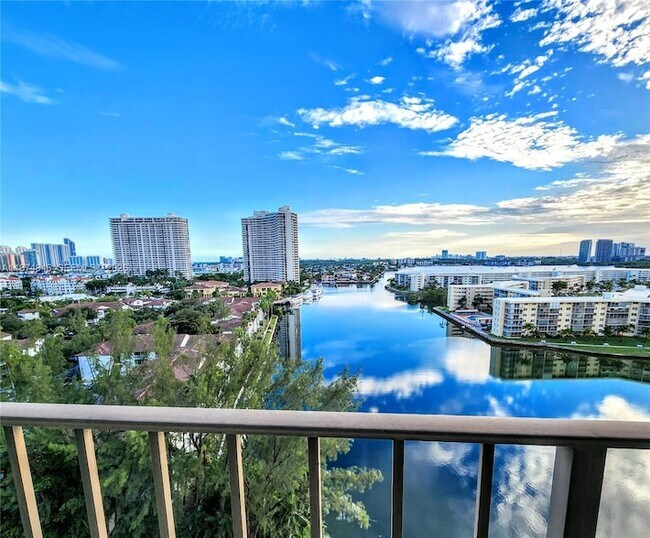 Foto del edificio - 18151 NE 31st Ct