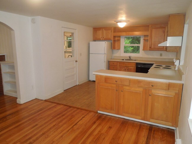 Building Photo - 411 Hillcrest Cir