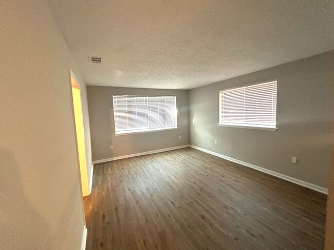 Building Photo - 3 BED | 2 BATH | LIBERTY CITY