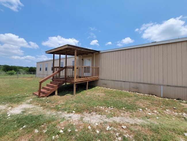 Building Photo - 3 bedrooms / 2 baths mobile home on 3 acre...